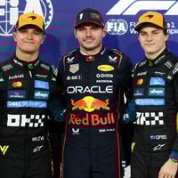 Max Verstappen tussen Lando Norris en Oscar Piastri