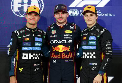 Max Verstappen tussen Lando Norris en Oscar Piastri