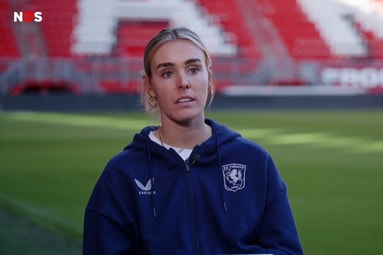 Jill Roord voor de camera van de NOS