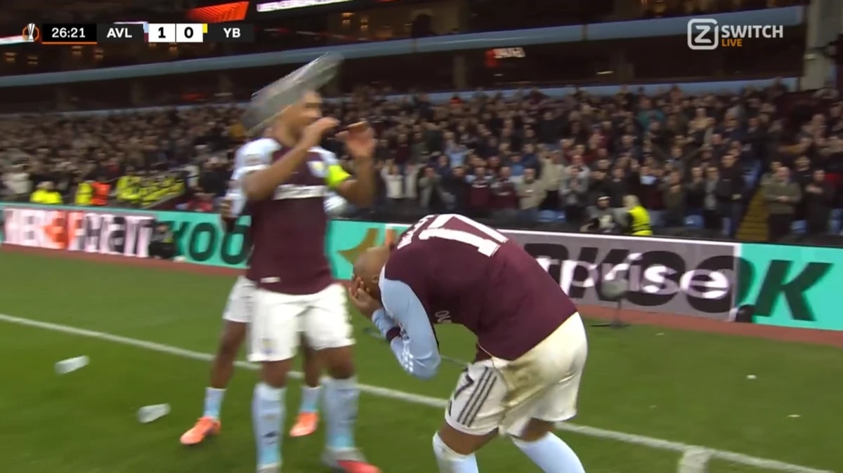 Donyell Malen wordt bekogeld