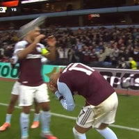 Donyell Malen wordt bekogeld