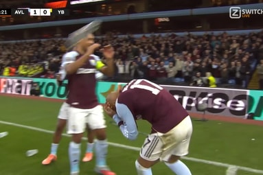 Donyell Malen wordt bekogeld