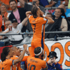 Xavi Simons viert de openingstreffer van Nederland tegen Engeland op het EK