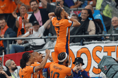 Xavi Simons viert de openingstreffer van Nederland tegen Engeland op het EK