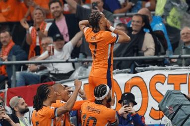 Xavi Simons viert de openingstreffer van Nederland tegen Engeland op het EK