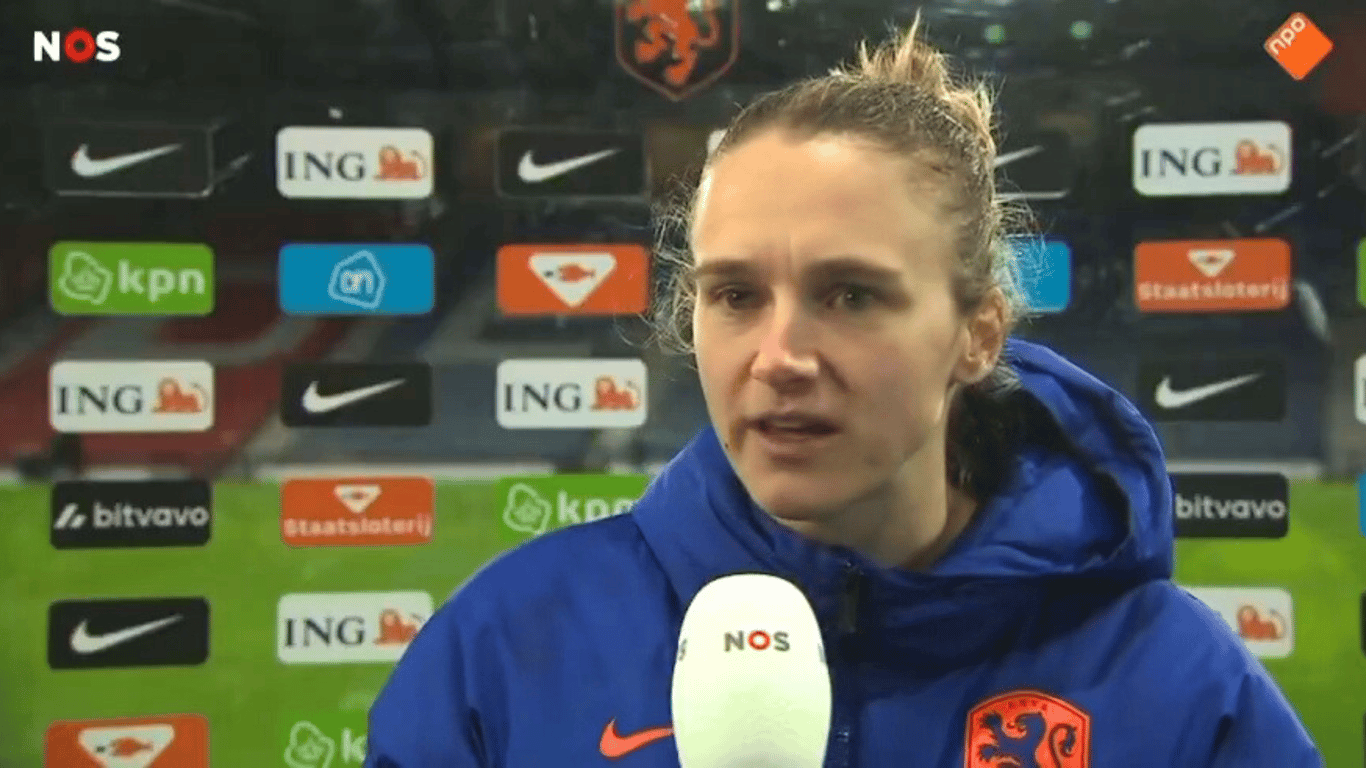 Vivianne Miedema voor de camera van de NOS