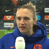 Vivianne Miedema voor de camera van de NOS