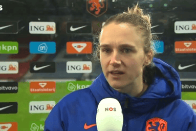 Vivianne Miedema voor de camera van de NOS