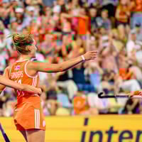 De hockeyvrouwen vieren een doelpunt