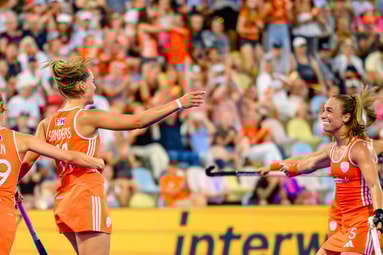 De hockeyvrouwen vieren een doelpunt