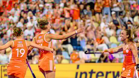 De hockeyvrouwen vieren een doelpunt