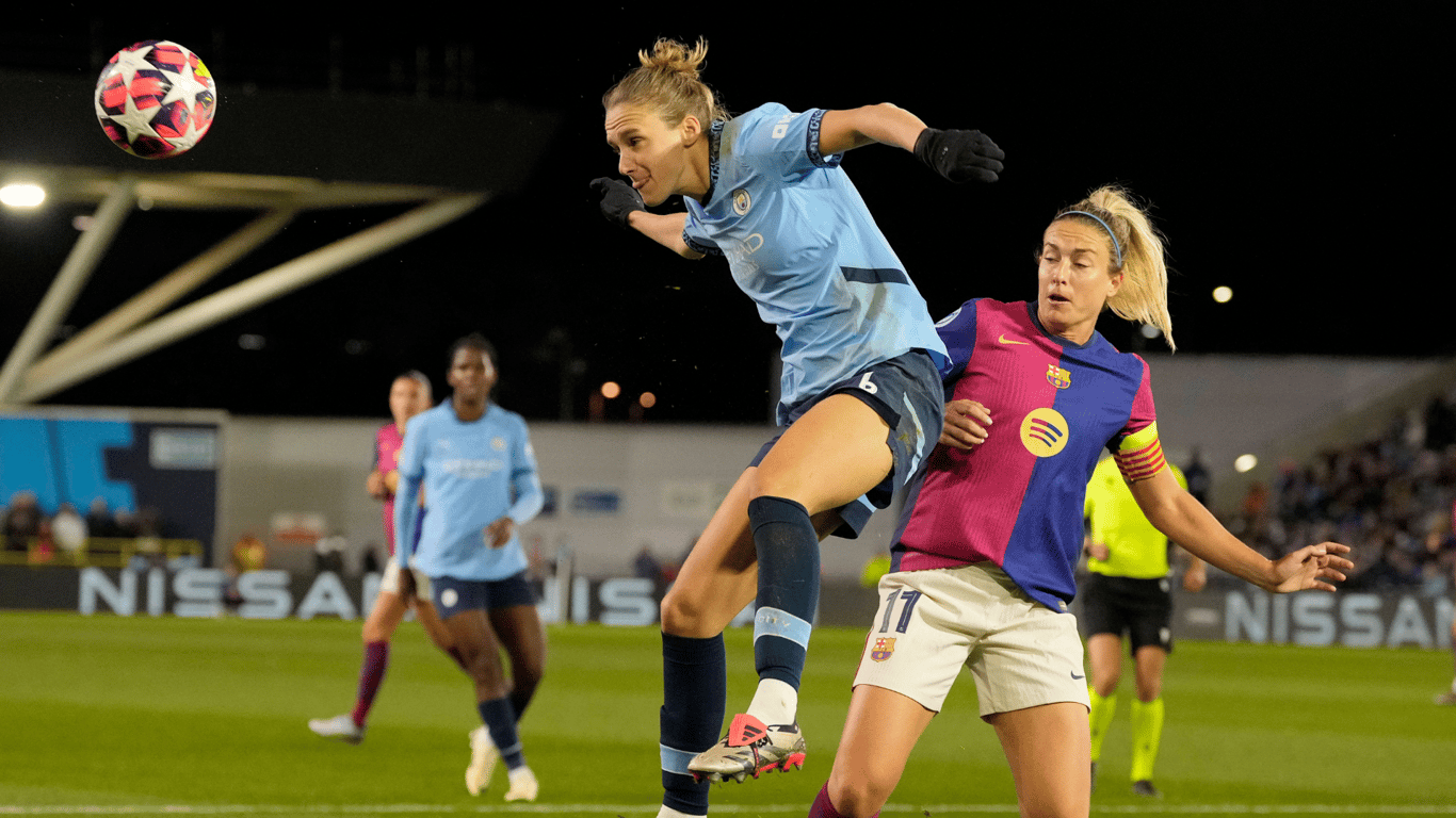 Vivianne Miedema en Alex Putellas strijden om de bal tijdens Manchester City - Barcelona.