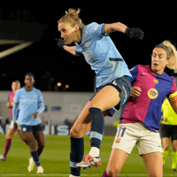 Vivianne Miedema en Alex Putellas strijden om de bal tijdens Manchester City - Barcelona.