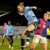 Vivianne Miedema en Alex Putellas strijden om de bal tijdens Manchester City - Barcelona.