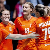 De Nederlandse handbalsters verslaan Angola op de Olympische Spelen.