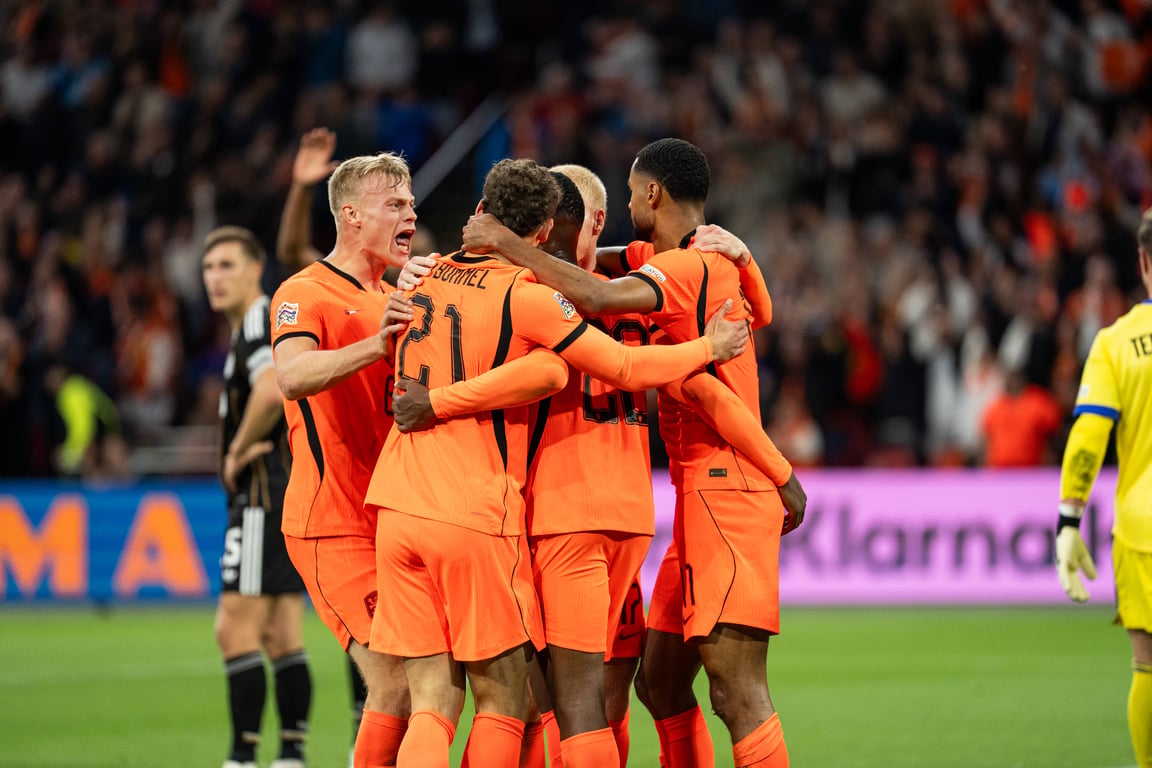 Het Nederlands elftal viert een doelpunt