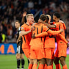 Het Nederlands elftal viert een doelpunt