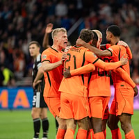 Het Nederlands elftal viert een doelpunt