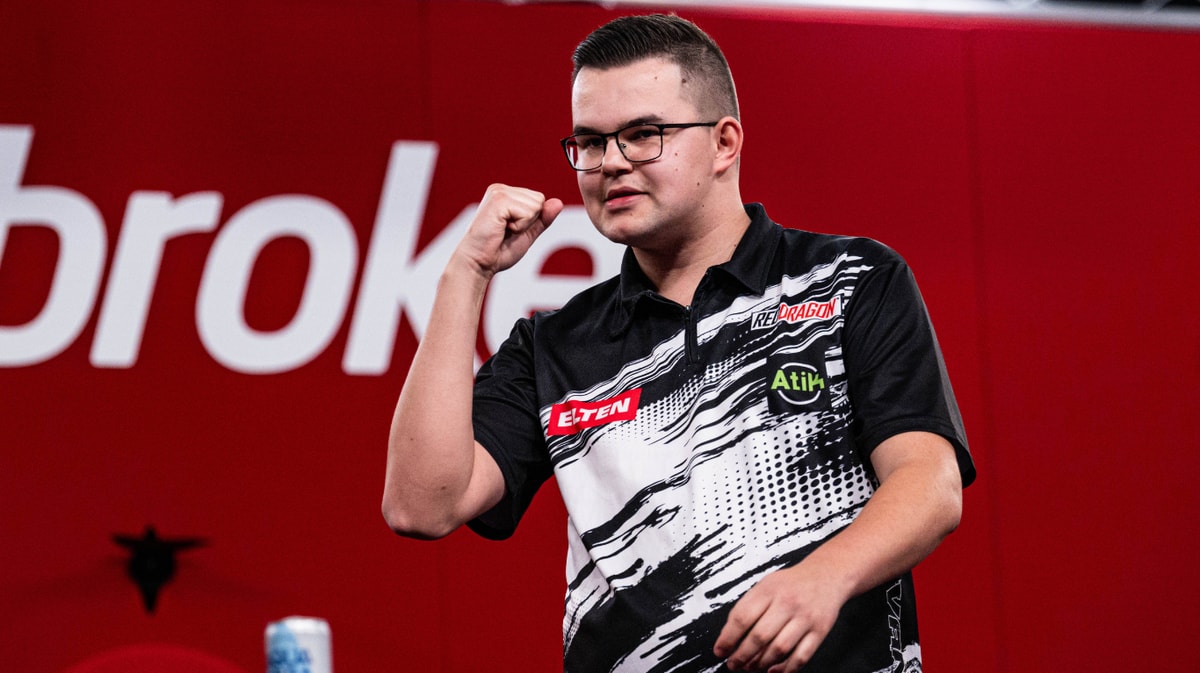 Gian van Veen viert zijn overwinning