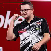 Gian van Veen viert zijn overwinning