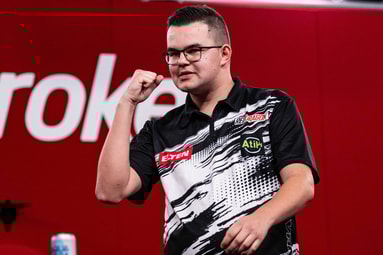 Gian van Veen viert zijn overwinning