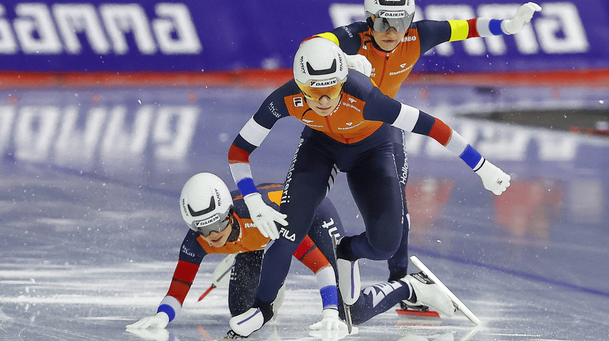 Suzanne Schulting valt tijdens de teamsprint