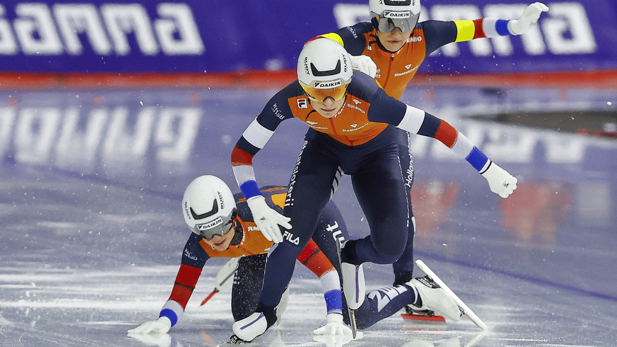 Suzanne Schulting valt tijdens de teamsprint