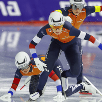 Suzanne Schulting valt tijdens de teamsprint