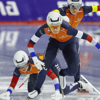 Suzanne Schulting valt tijdens de teamsprint