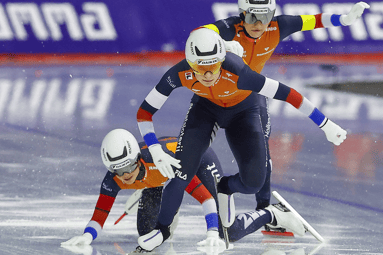 Suzanne Schulting valt tijdens de teamsprint