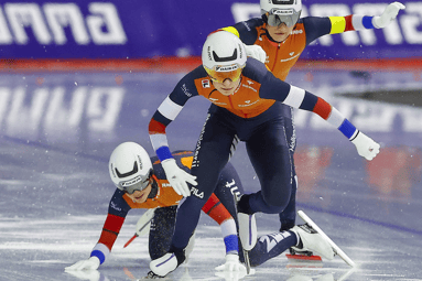 Suzanne Schulting valt tijdens de teamsprint