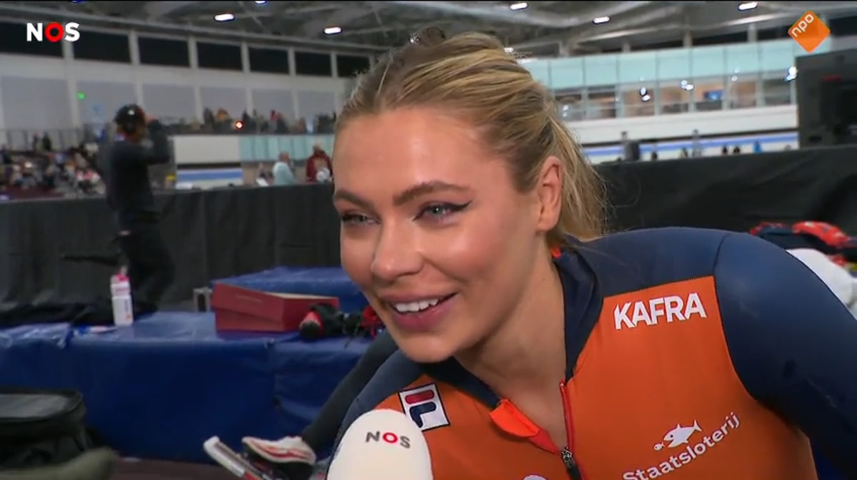 Jutta Leerdam voor de camera van de NOS