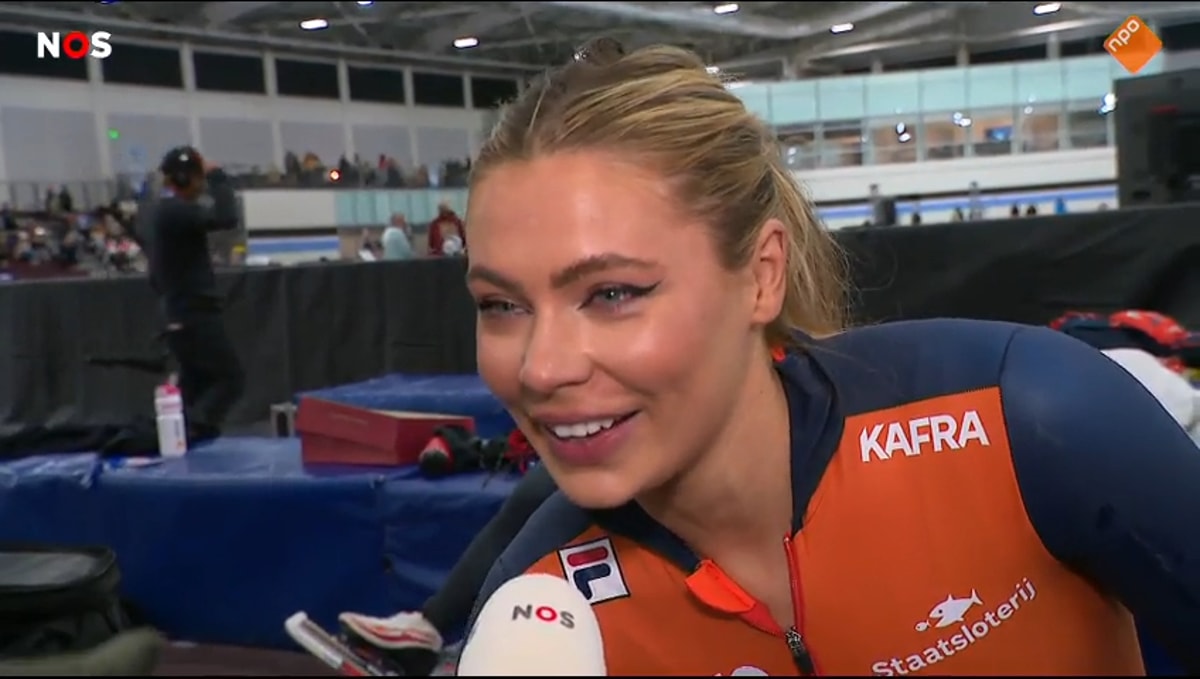 Jutta Leerdam voor de camera van de NOS