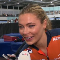 Jutta Leerdam voor de camera van de NOS