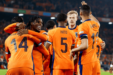 Het Nederlands elftal viert een doelpunt