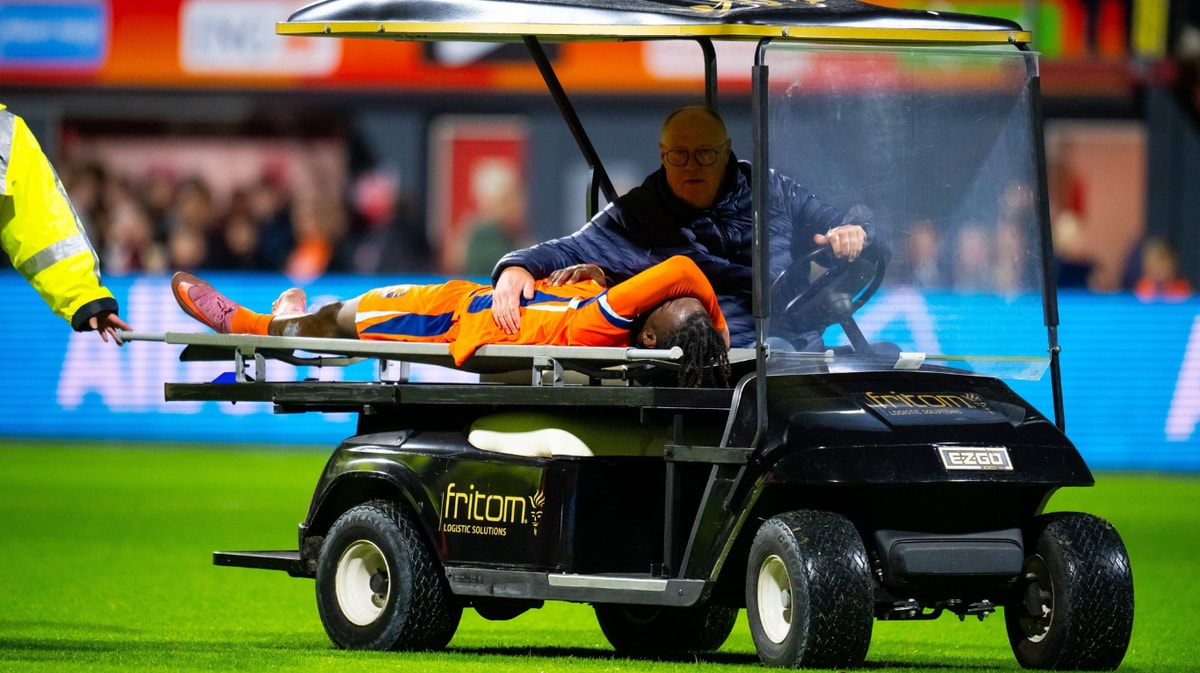 Don-Angelo Konadu wordt afgevoerd