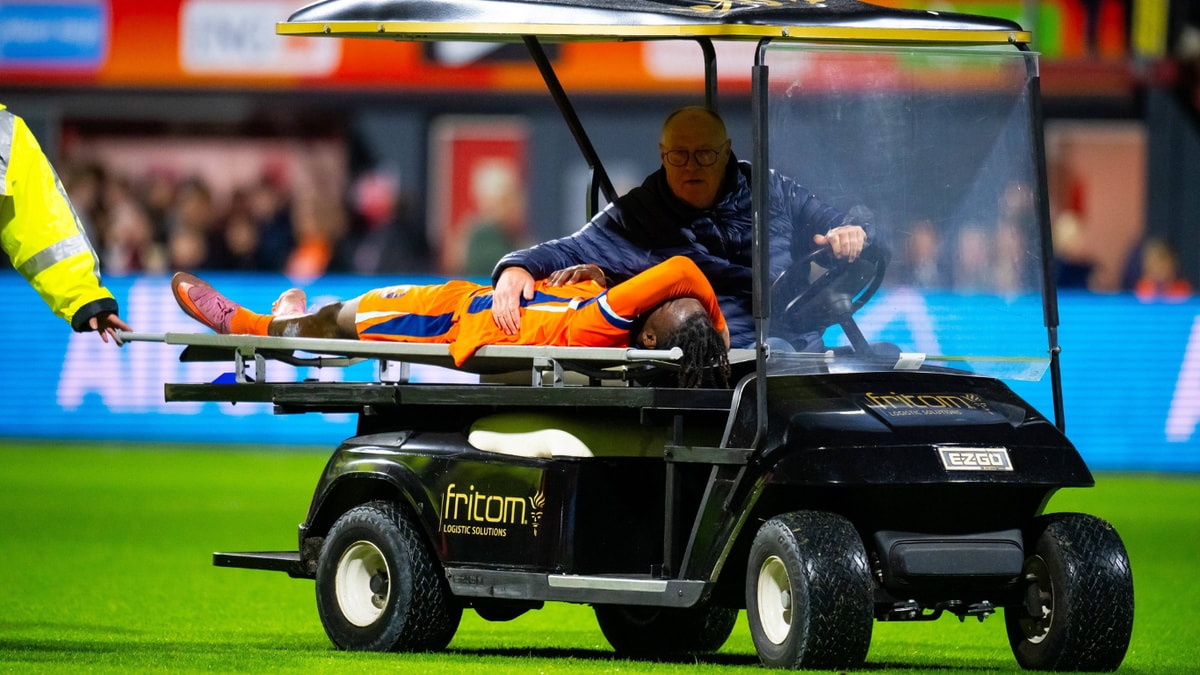 Don-Angelo Konadu wordt afgevoerd