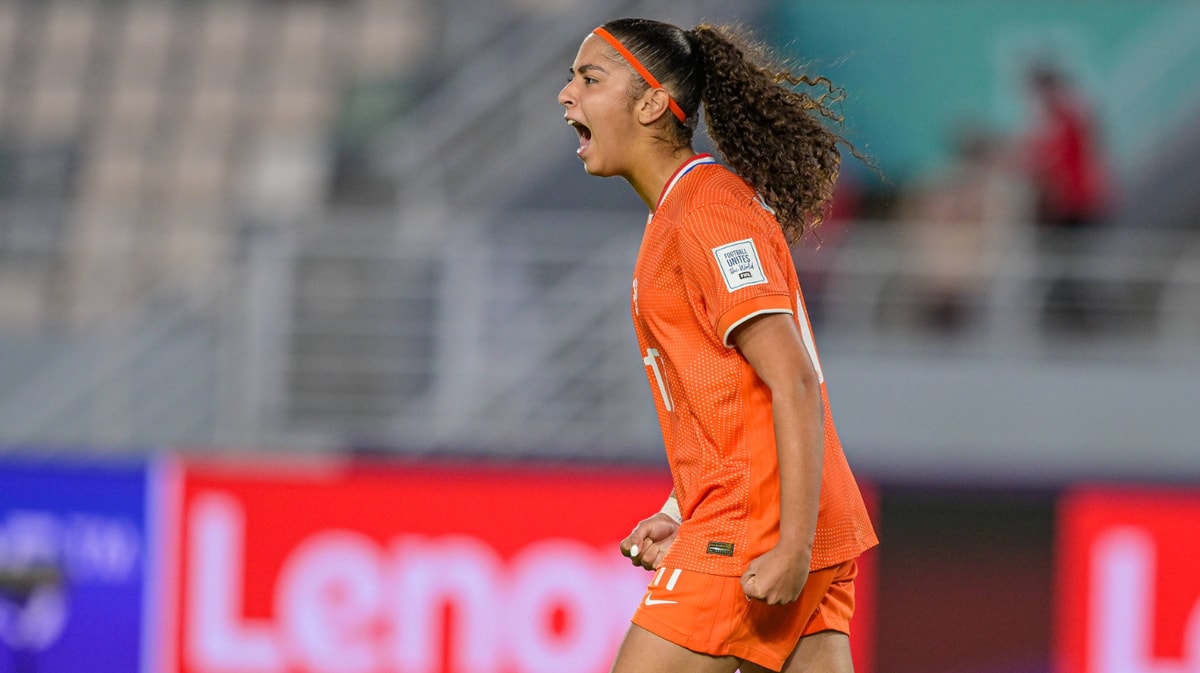 Lina Touzani in actie voor Oranje O17