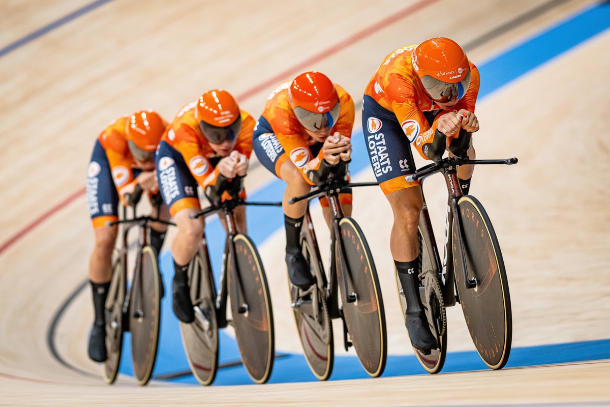 Lorena Wiebes verovert in Shanghai voor het derde jaar op rij de wereldtitel op de scratch en bezorgt Nederland direct het eerste WK-goud.