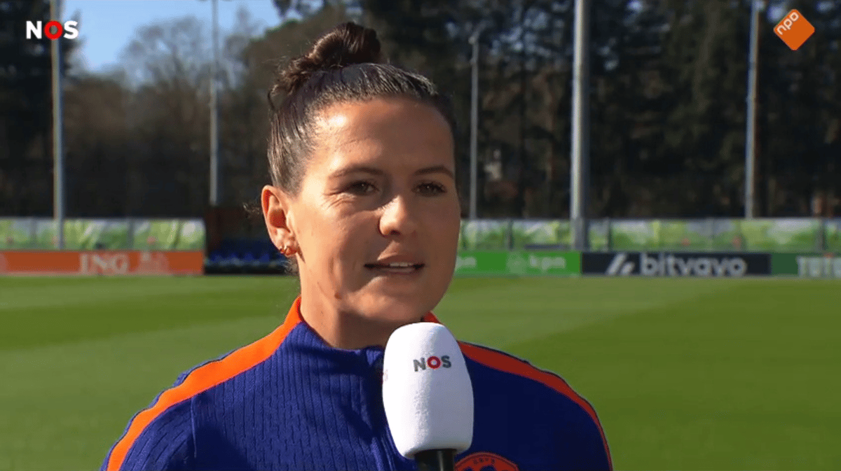 Merel van Dongen voor de camera's van de NOS