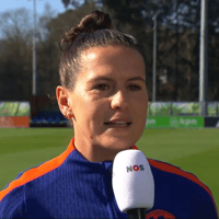 Merel van Dongen voor de camera's van de NOS