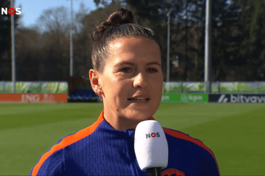 Merel van Dongen voor de camera's van de NOS