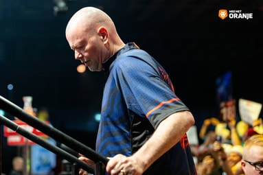 Raymond van Barneveld zet grote WK-stap na cruciaal toernooi in Bazel