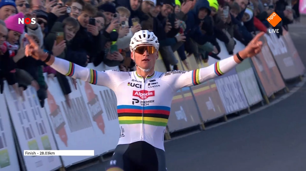 Mathieu van der Poel wint in de regenboogtrui 