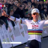 Mathieu van der Poel wint in de regenboogtrui 