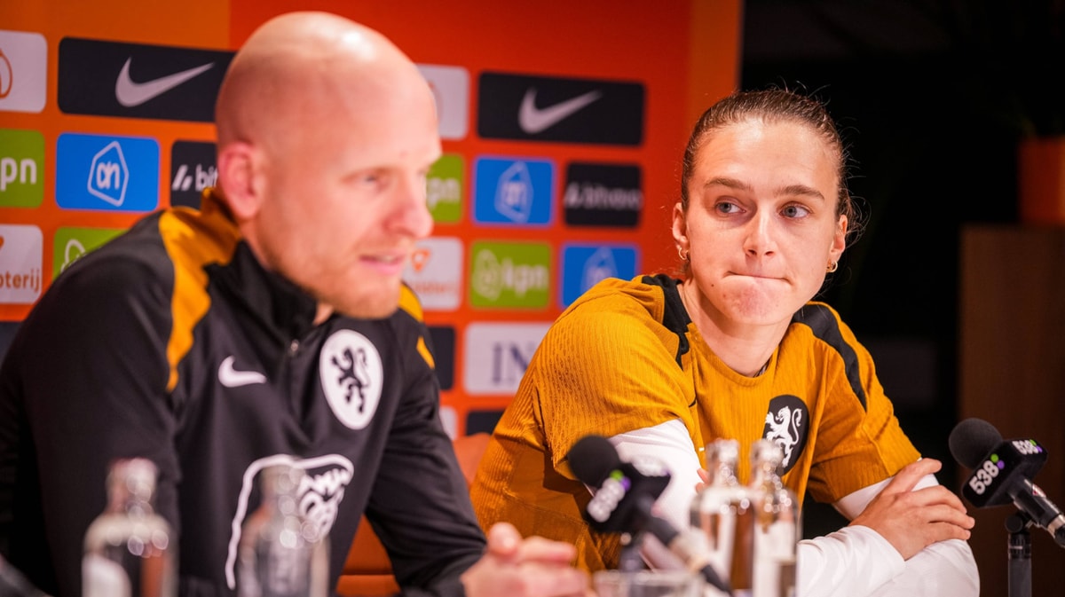 Vivianne Miedema met bondscoach Arjan Veurink