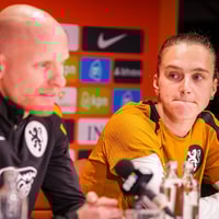 Vivianne Miedema met bondscoach Arjan Veurink