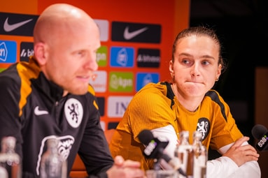 Vivianne Miedema met bondscoach Arjan Veurink