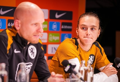 Vivianne Miedema met bondscoach Arjan Veurink