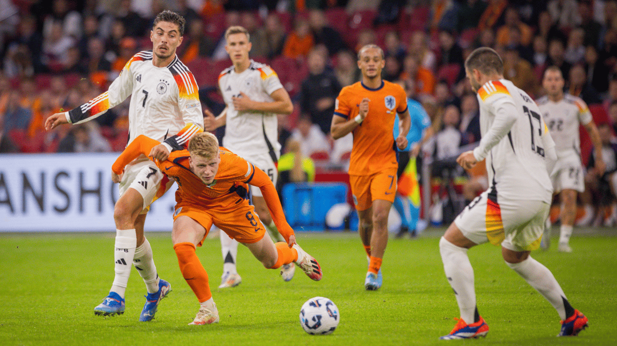 Jerdy Schouten in actie tegen Duitsland